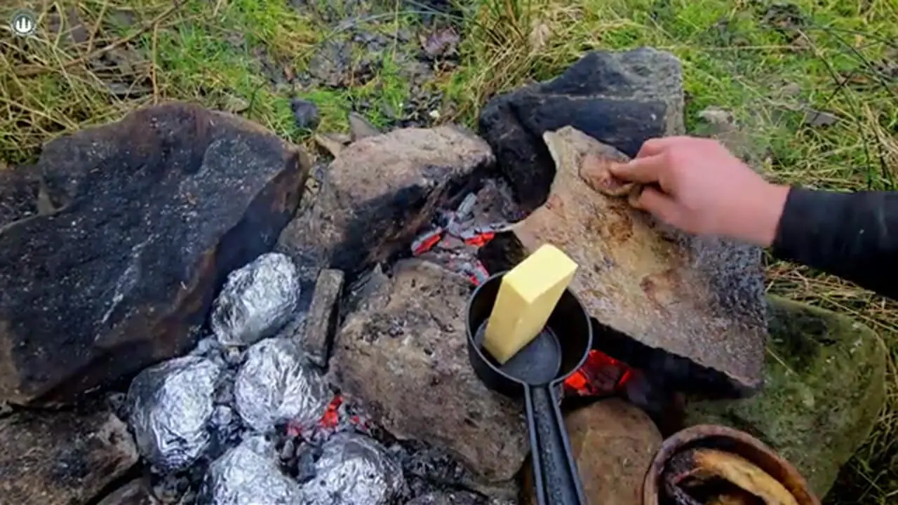 ببینید| غذای روستایی در انگلیس؛ پخت استیک تاماهاوک روی سنگ داغ در جنگل