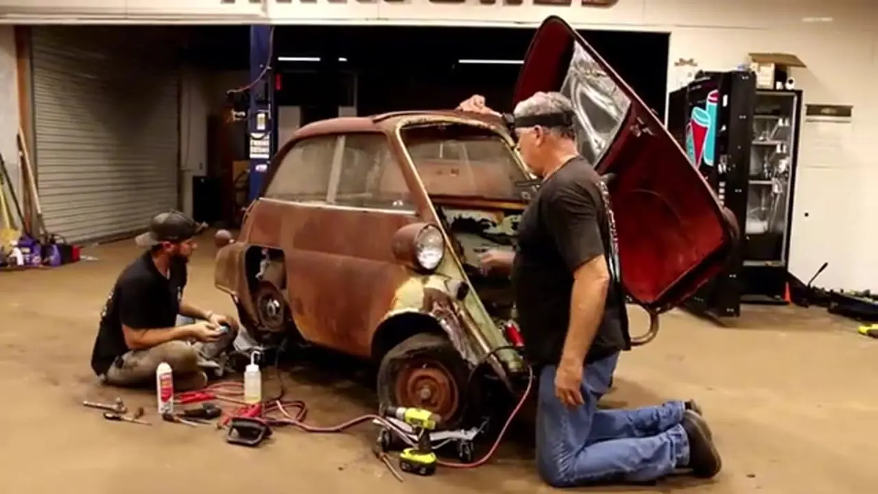 ببینید| فرآیند بازسازی و رنگ آمیزی یک خودروی «بی ام و ایستا» رها شده در جنگل