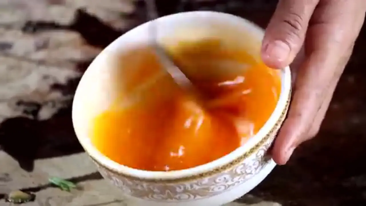 ببینید| غذای روستایی در کامبوج؛ برداشت خربزه زمستانی و پخت دو نوع غذا با آن