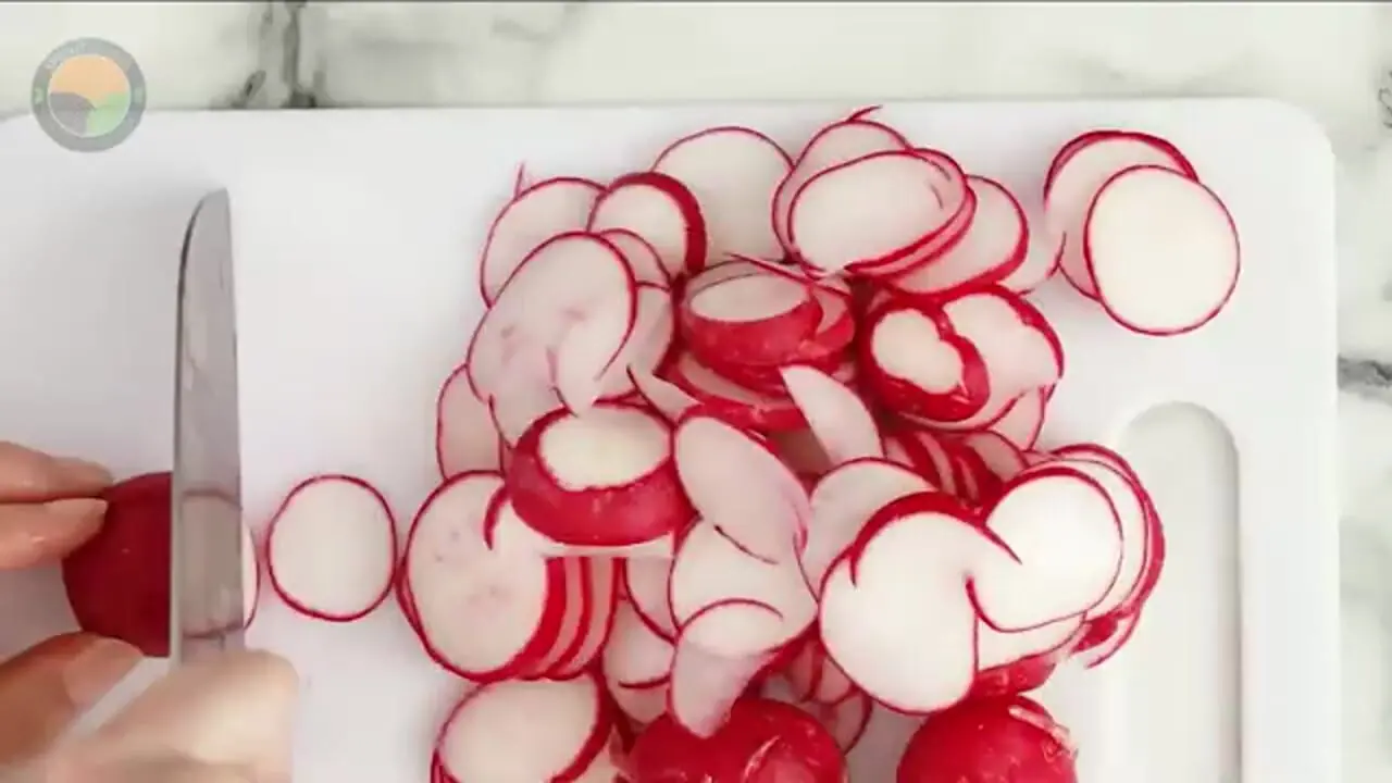 ببینید| چگونه کره ای ها صدها تن ترب قرمز و سفید را برداشت و فرآوری می کنند؟