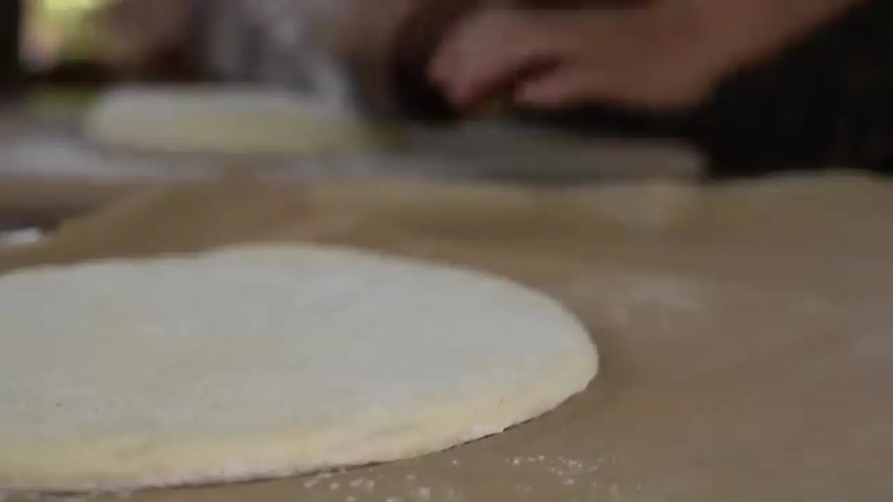 ببینید| غذای روستایی در آذربایجان؛ پخت نان سنتی توسط مادربزرگ در طبیعت