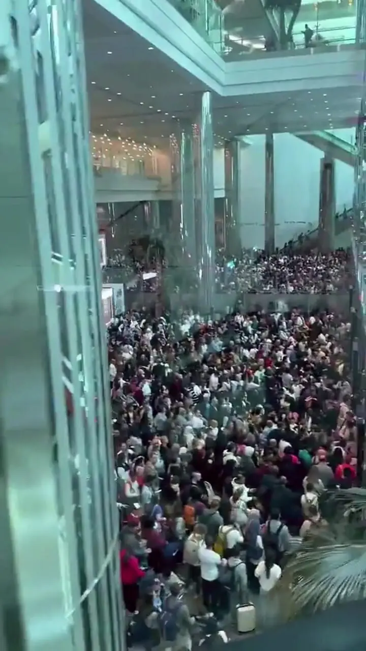 ببینید| بزرگترین موج خروج از دبی؛ فرودگاه بین المللی مملو از مسافران سرگردان