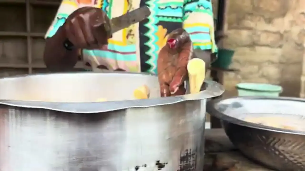 ببینید| غذای روستایی در کنیا؛ پخت خوراک سنتی با موز کال و گوجه فرنگی