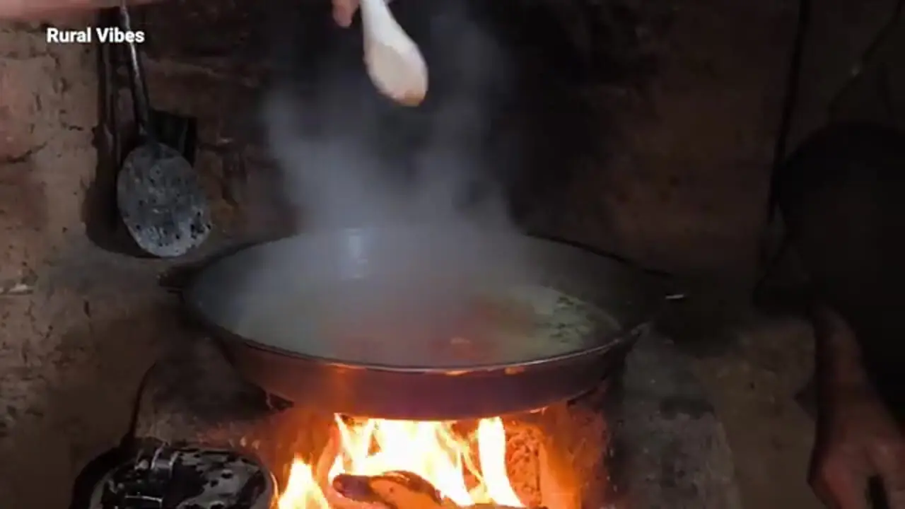 ببینید| غذای روستایی در افغانستان؛ پخت کوفته با مرغ روی آتش برای افطار