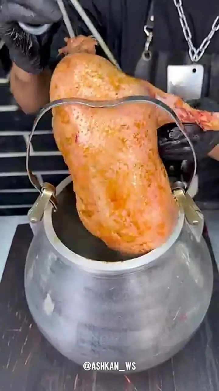 ببینید| غذای خیابانی در ایران؛ درست کردن غذا با اردک به روش شرق آسیایی