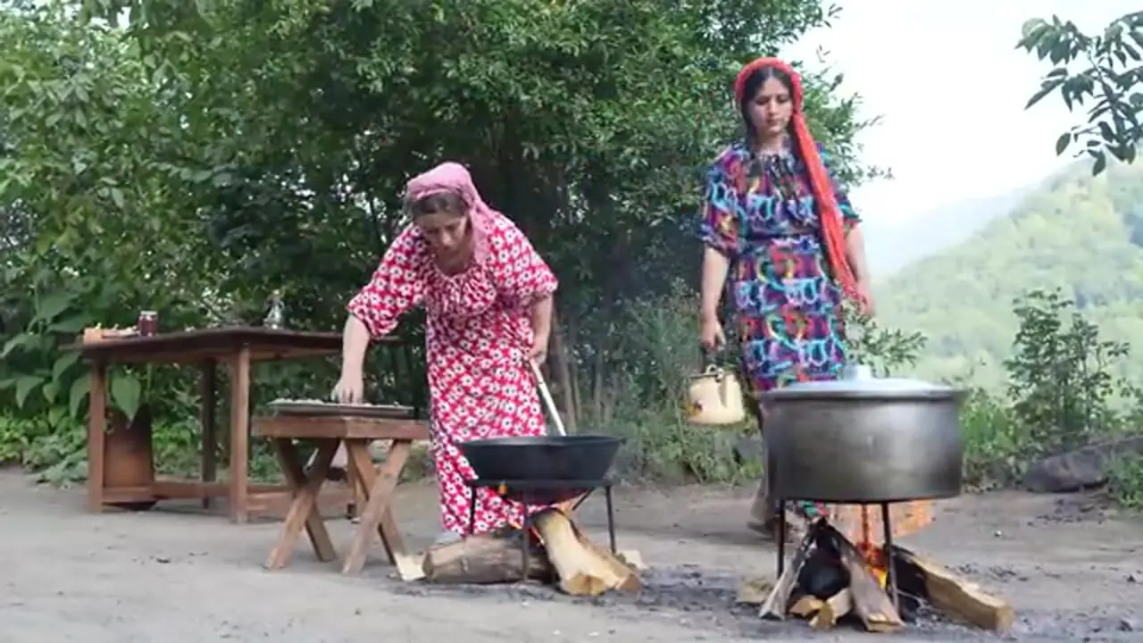 ببینید| غذای روستایی در ایران؛ پخت کوفته قلقلی با پلو زعفرانی در طبیعت