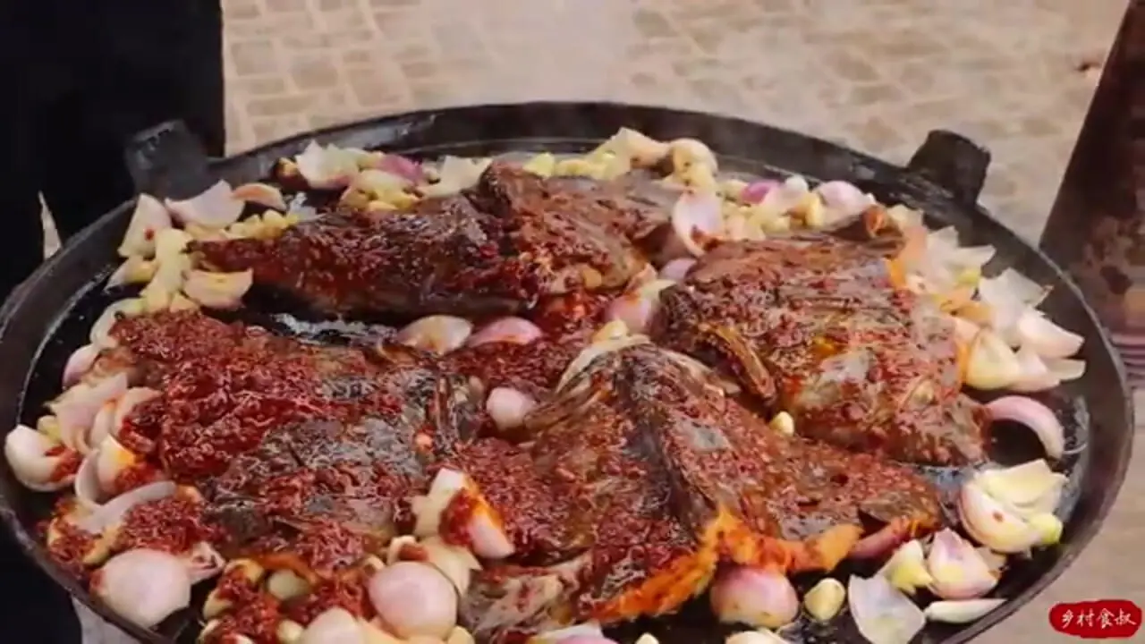 ببینید| غذای روستایی در چین؛ پخت یک غذای سنتی با کله ماهی در هوای برفی