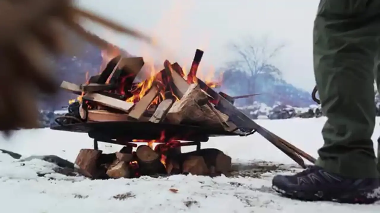 ببینید| غذای روستایی در آذربایجان؛ پخت ماهی سالمون پوشیده شده با نمک در هوای برفی