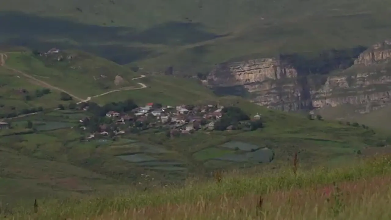 ببینید| غذای روستایی در آذربایجان؛ تهیه دلمه کلم قرمز به روش مادربزرگ روستایی