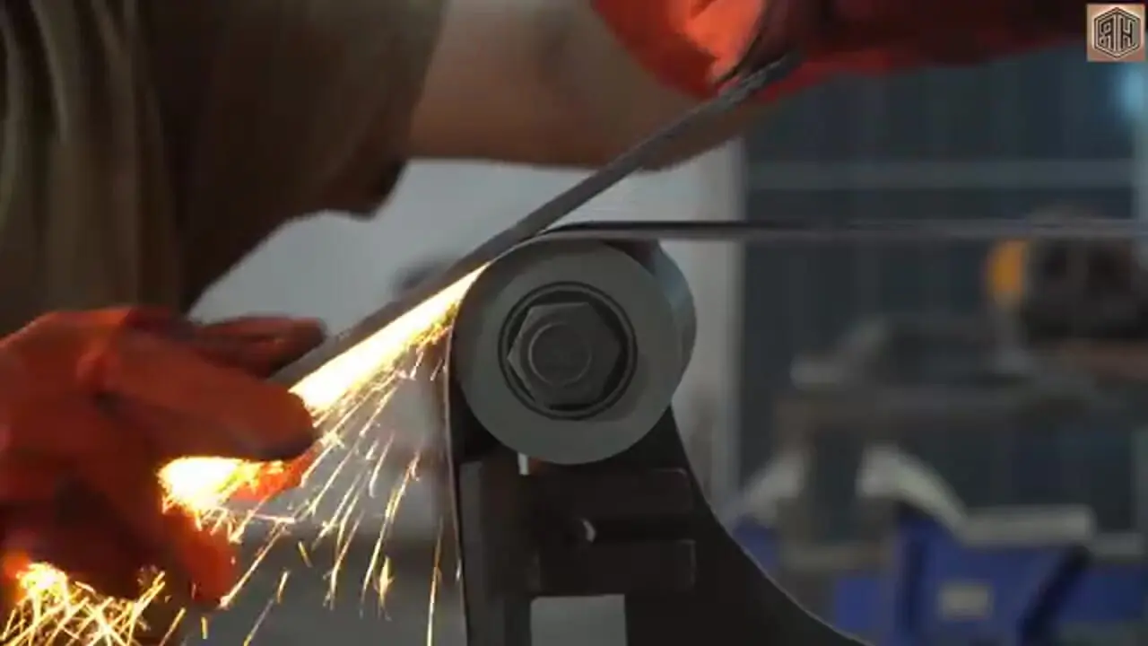 ببینید| فرآیند ساخت یک چاقوی تیز با استفاده از یک تپانچه زنگ زده!