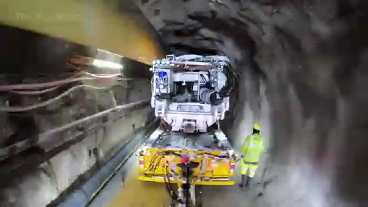 ببینید| چگونه تونل‌های عظیم در زیرآب ساخته می شوند؟