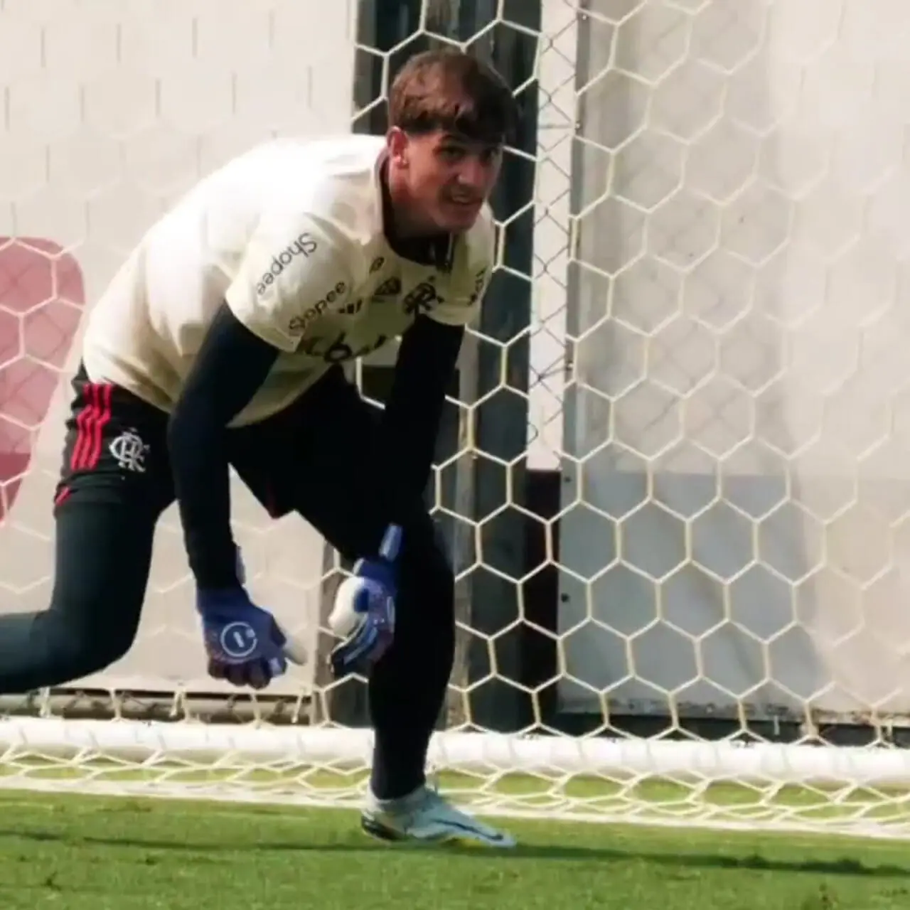 ببینید| روش‌های عجیب باشگاه برزیلی برای تمرین دروازه‌بان‌ها