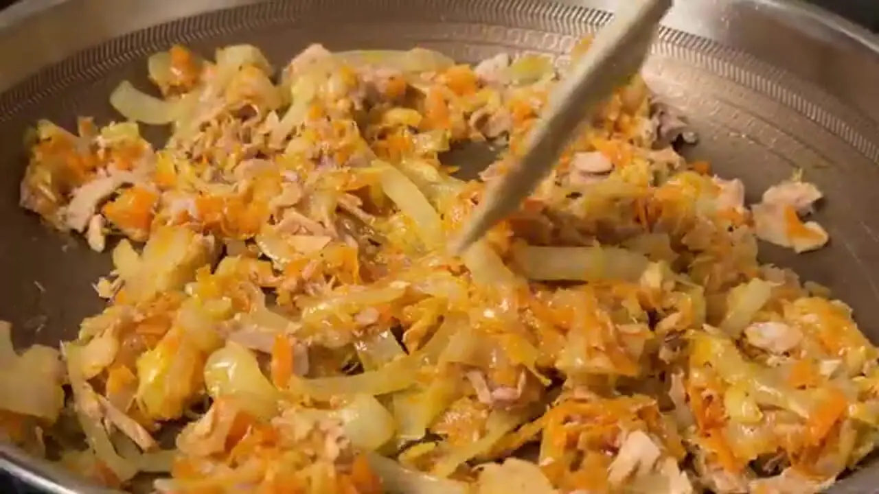 ببینید| طرز تهیه یک غذای تازه با تن ماهی، پیاز، سیب زمینی و تخم مرغ