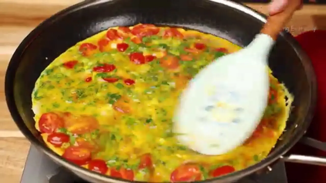 ببینید| طرز تهیه یک املت ساده چینی با گوجه گیلاسی و تخم مرغ