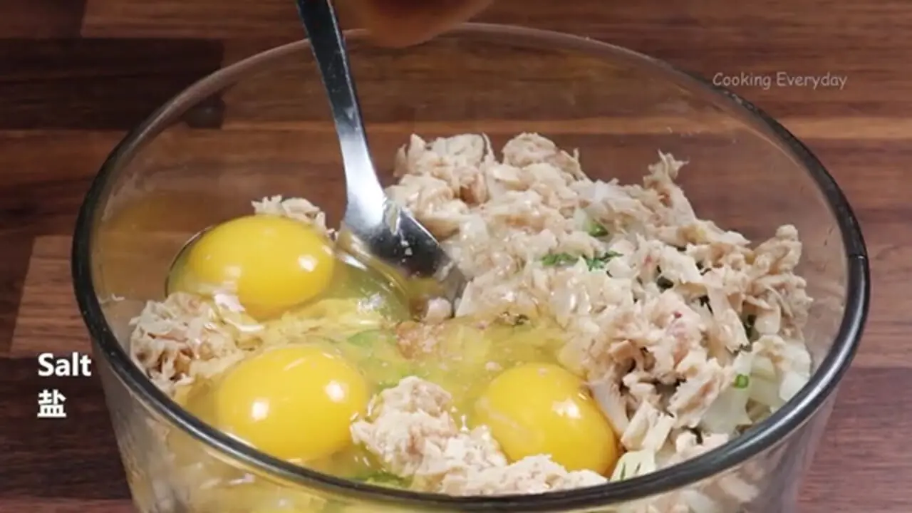 ببینید| طرز تهیه یک غذای متفاوت با تن ماهی و گوجه به روش چینی ها