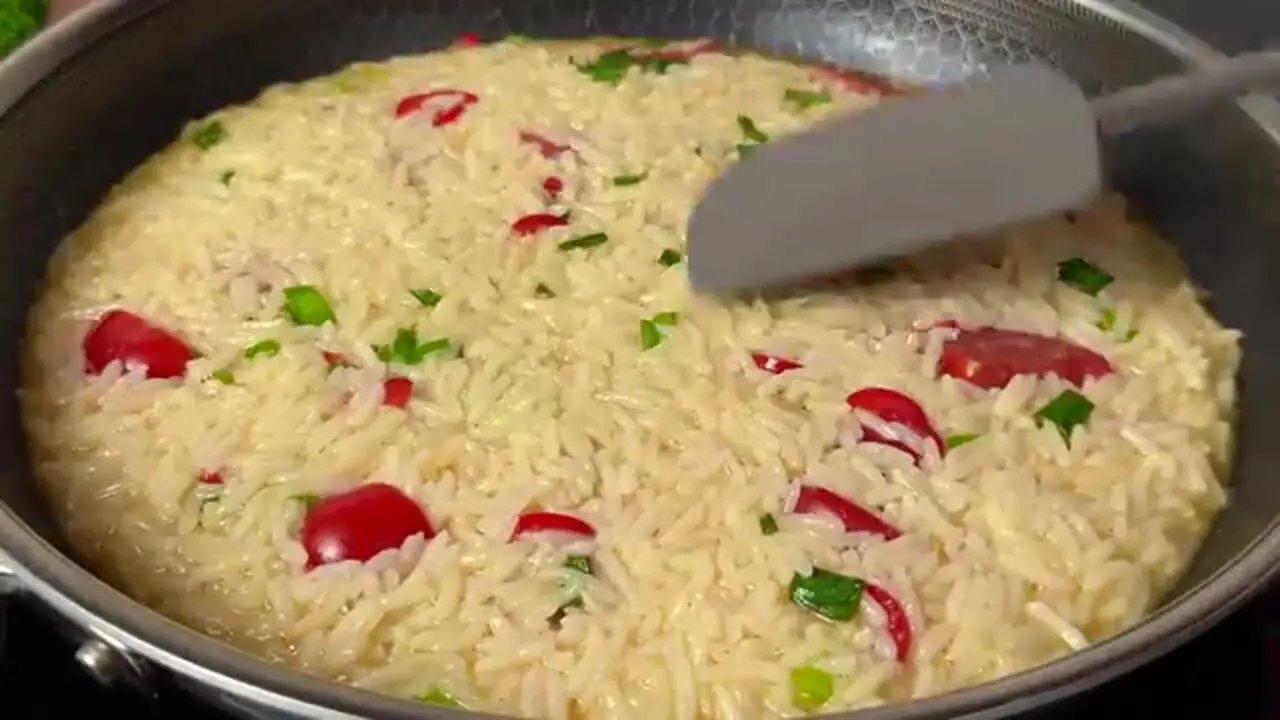 ببینید| طرز تهیه یک غذای ساده و فوری با یک پیمانه برنج و 4 تخم مرغ