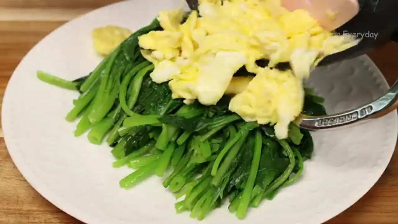 ببینید| طرز تهیه یک غذای ساده با اسفناج و تخم مرغ به روش چینی ها