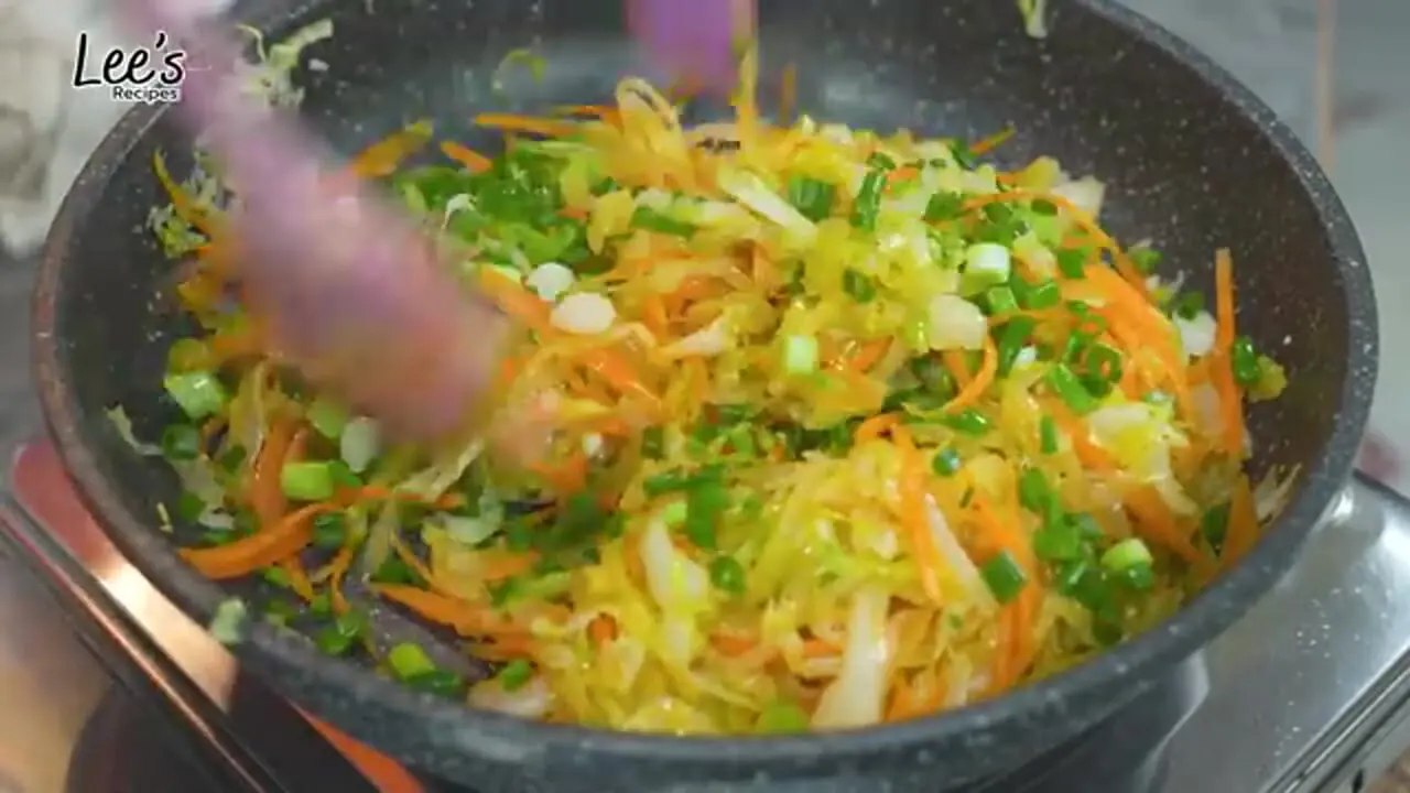 ببییند| طرز پخت یک غذای جدید و متفاوت با کلم و تخم مرغ