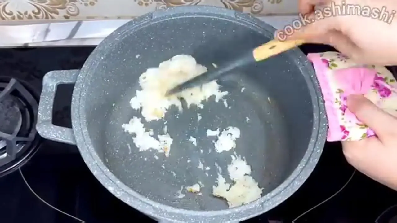 ببینید| طرز تهیه یک غذای گیاهی با بادمجان و رب انار