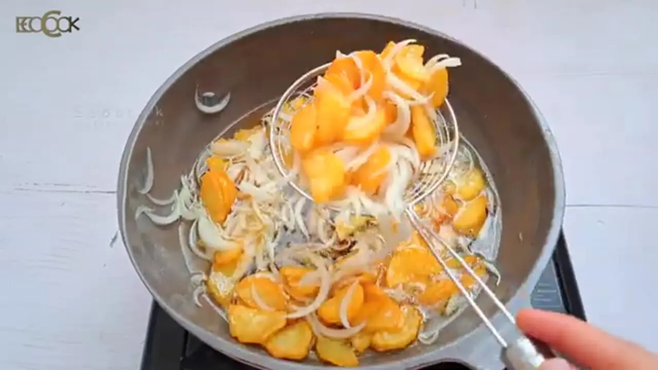 ببینید| طرز تهیه یک غذای فوری با سیب زمینی و پیاز