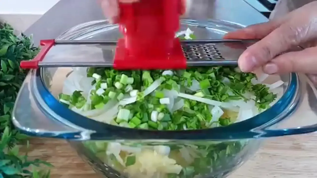 ببینید| طرز تهیه یک غذای ساده با 2 عدد سیب زمینی و یک پیاز