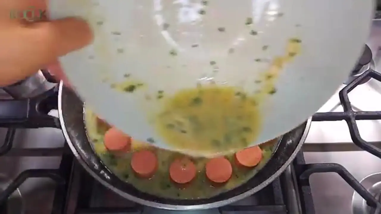 ببینید| طرز تهیه یک غذای فوری با 3 سوسیس و 4 تخم مرغ