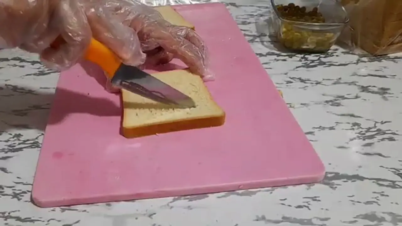 ببینید| طرز تهیه یک غذای ساده با نان تست و تخم مرغ