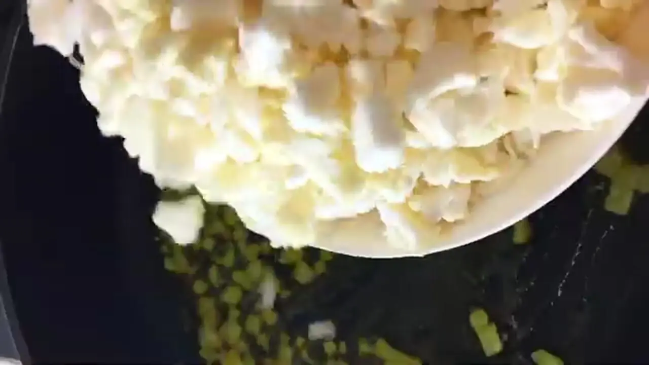 ببینید| طرز تهیه املت گل کلم؛ یک غذای ساده و جدید برای شام