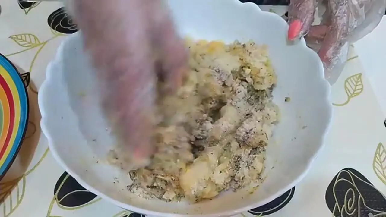 ببییند| طرز تهیه یک غذای ساده با 4 سیب زمینی و 2 تخم مرغ