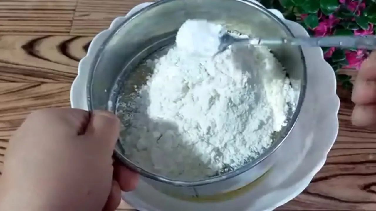 ببینید| طرز تهیه یک غذای جدید و ساده با پیاز، پنیر پیتزا و آرد