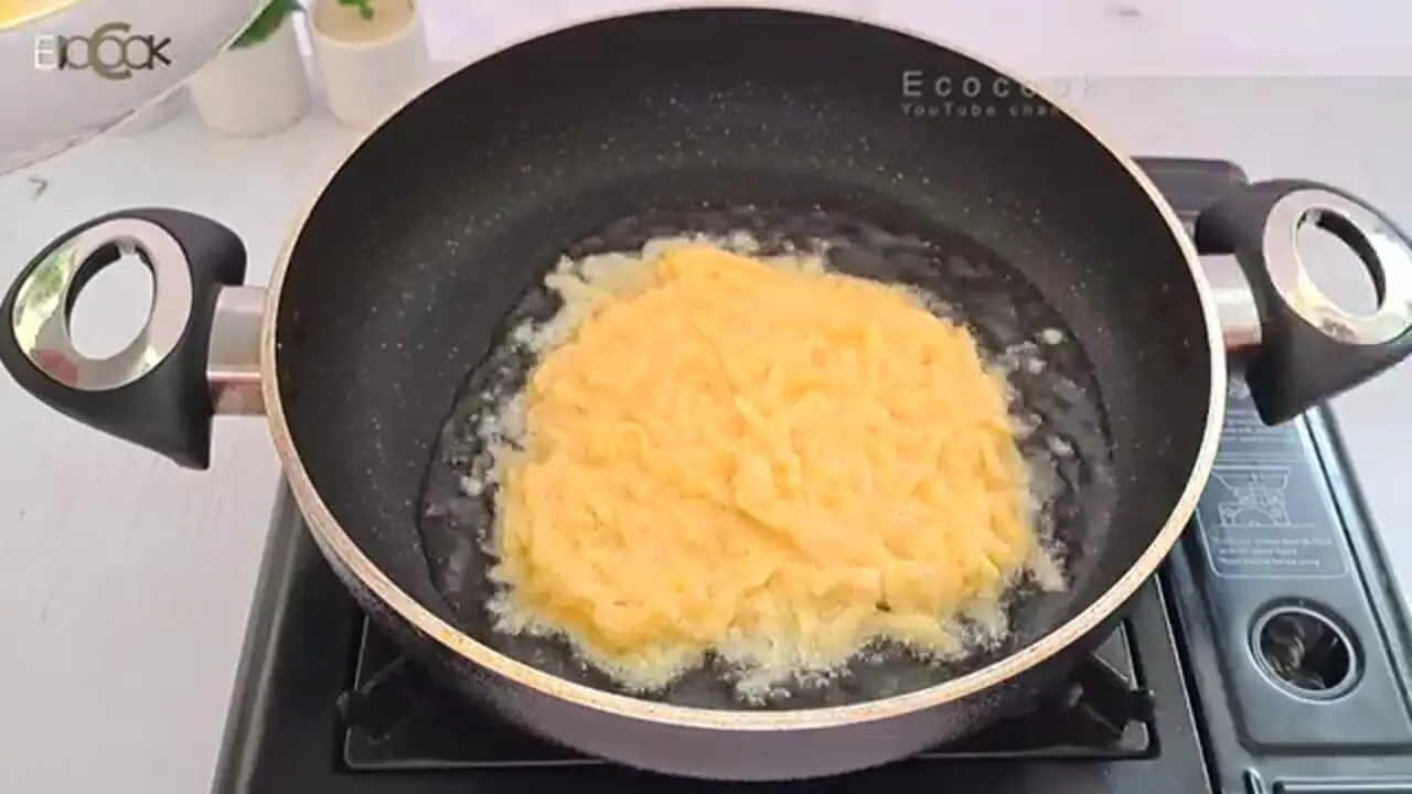 ببینید| طرز تهیه یک غذای جدید با سیب زمینی، پیاز و پنیر پیتزا