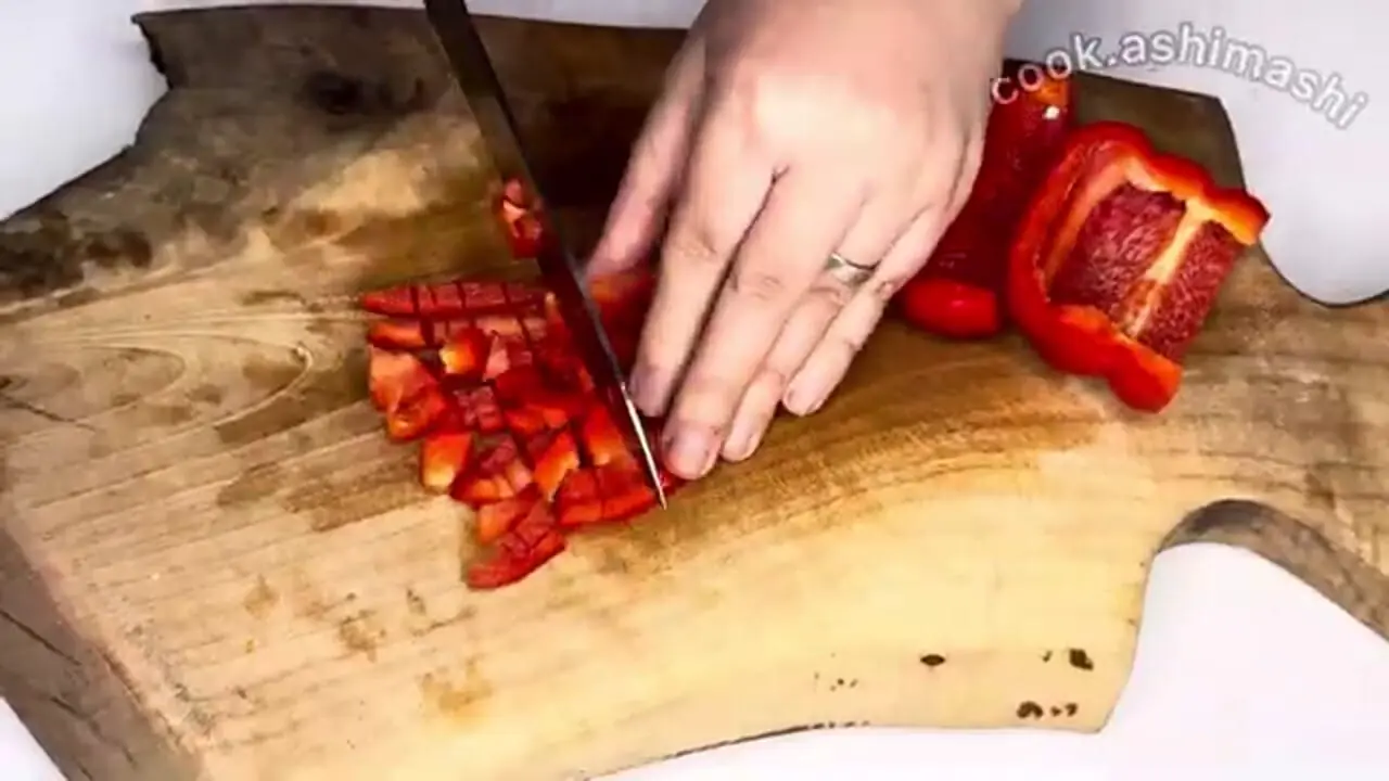 ببینید| طرز تهیه یک غذای فوری با سیب زمینی و تخم مرغ در 10 دقیقه