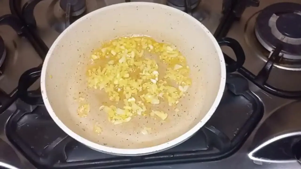 ببینید| طرز تهیه یک غذای ساده با تخم مرغ آب پز و پیاز