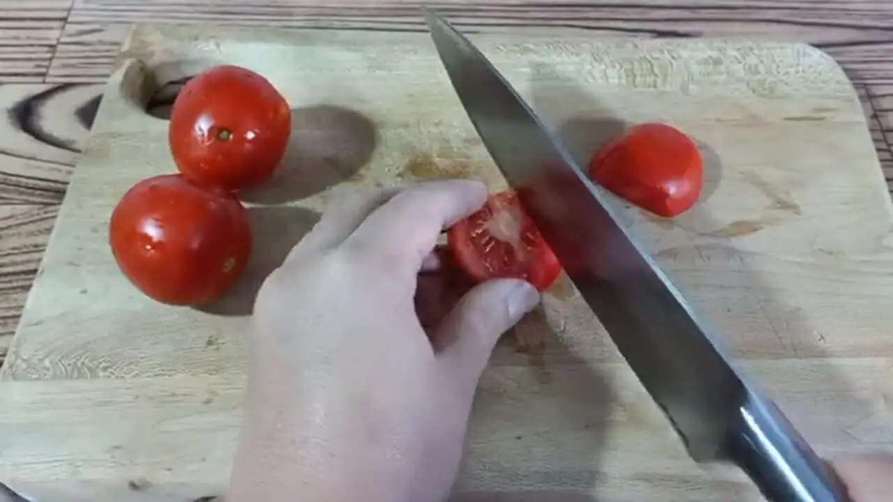 ببینید| طرز تهیه یک غذای ساده با اسفناج، پیاز، گوجه و سیب زمینی