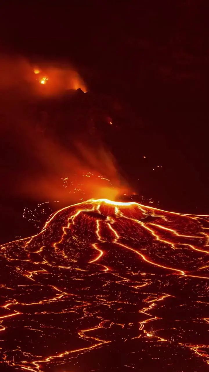 ببینید| جلوه‌ای خیره‌کننده از گدازه‌ها