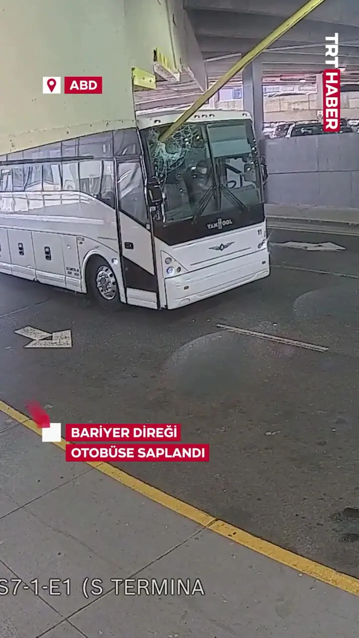 ببینید| برخورد وحشتناک اتوبوس با مانع ارتفاع