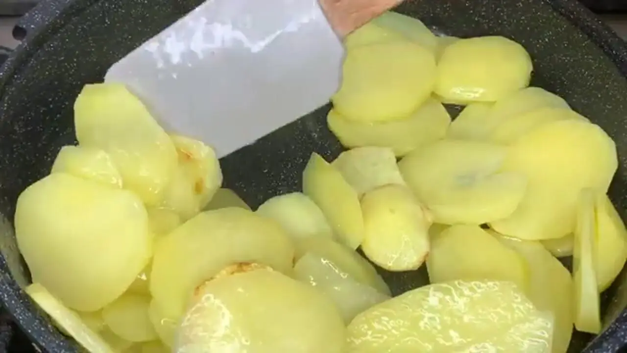 ببینید| طرز تهیه خوراک سیب زمینی و قارچ؛ یک غذای ساده و فوری برای شام