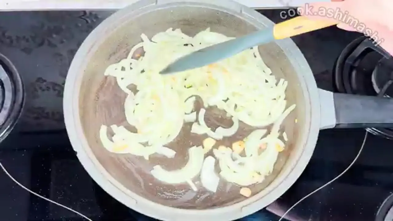 ببینید| طرز تهیه یک غذای متفاوت با بادمجان و پیاز