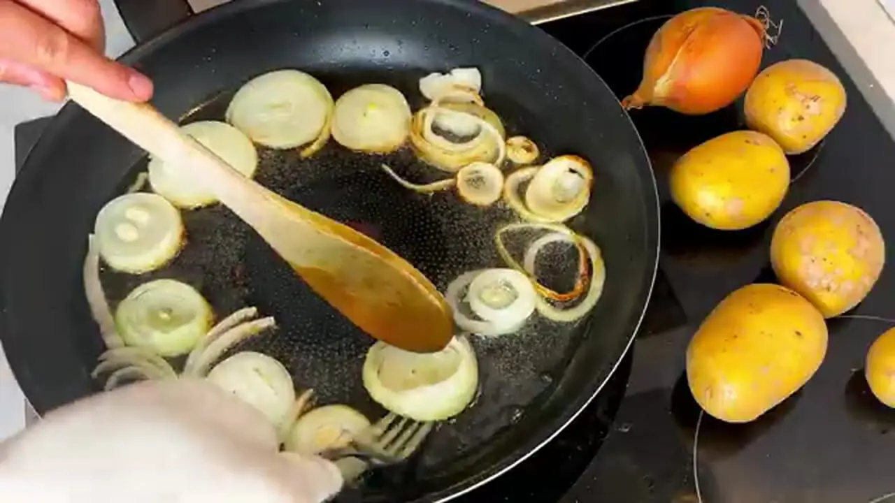 ببینید| طرز تهیه املت سیب زمینی