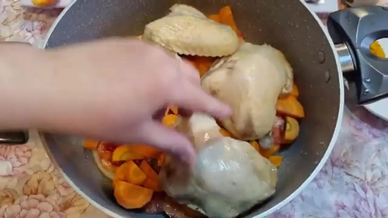 ببینید| طرز تهیه یک خوراک ساده با ران مرغ و گوجه فرنگی