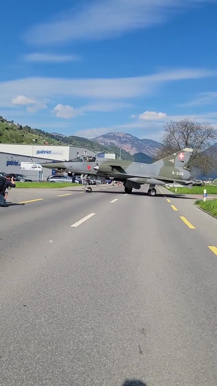 ببینید| لحظه عبور جت جنگنده از خیابانی در سوئیس!