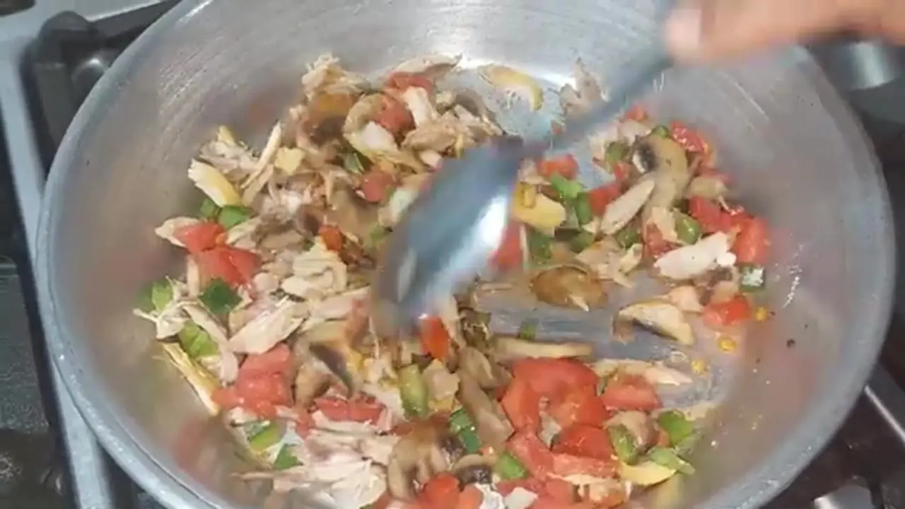 ببینید| طرز تهیه یک غذای ساده با دو سیب زمینی و قارچ