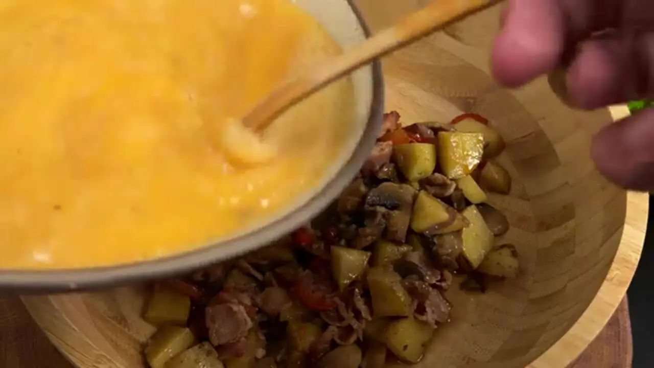 ببینید| طرز تهیه یک غذای ساده با سیب زمینی و تخم مرغ