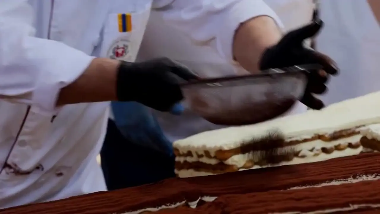 ببینید| طولانی‌ترین تیرامیسو جهان در گینس ثبت شد