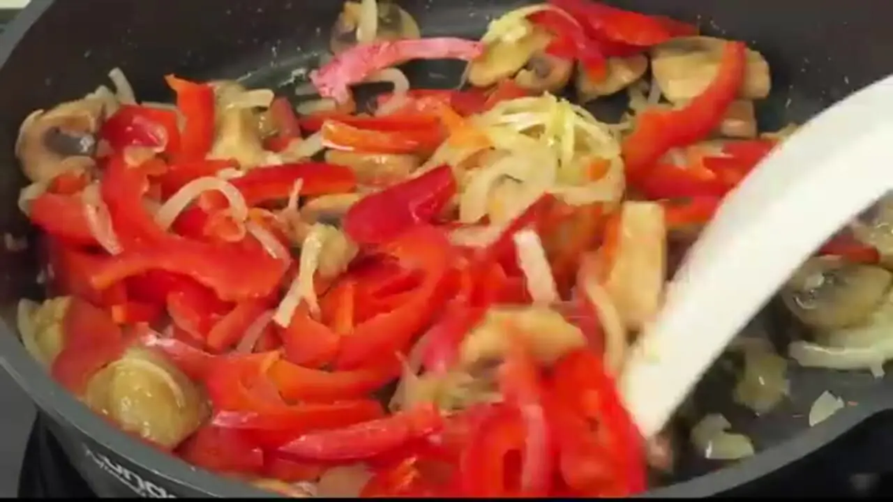 ببینید| طرز تهیه یک غذای ساده با قارچ، سیب زمینی و تخم مرغ