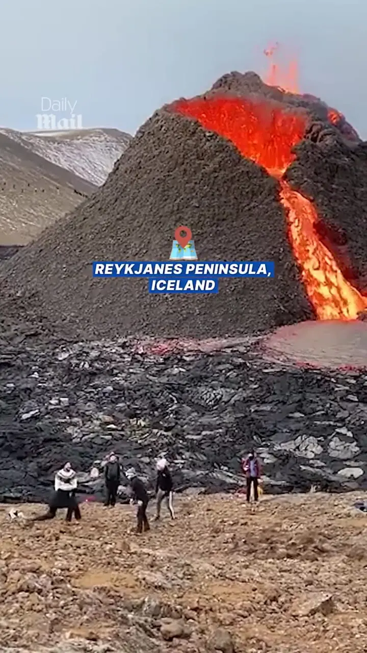 ببینید| والیبال در سایه آتشفشان!