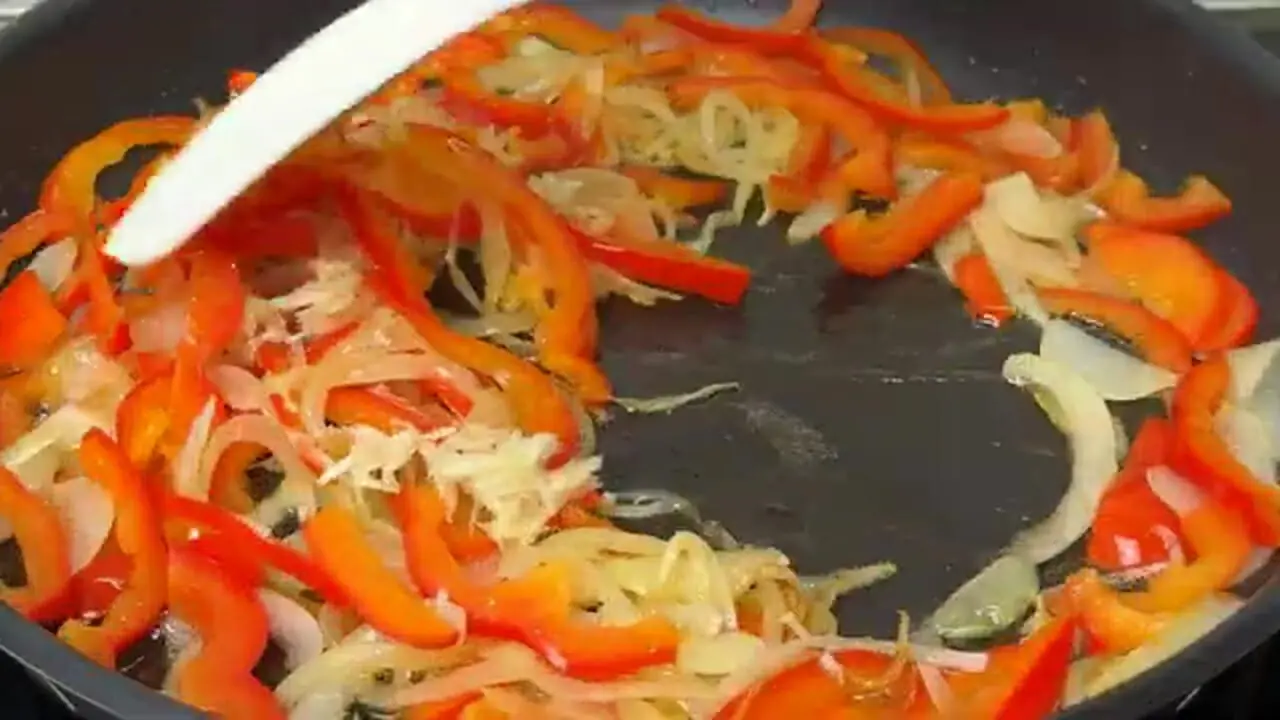 ببینید| طرز تهیه یک غذای جدید با کلم سبز و تخم مرغ