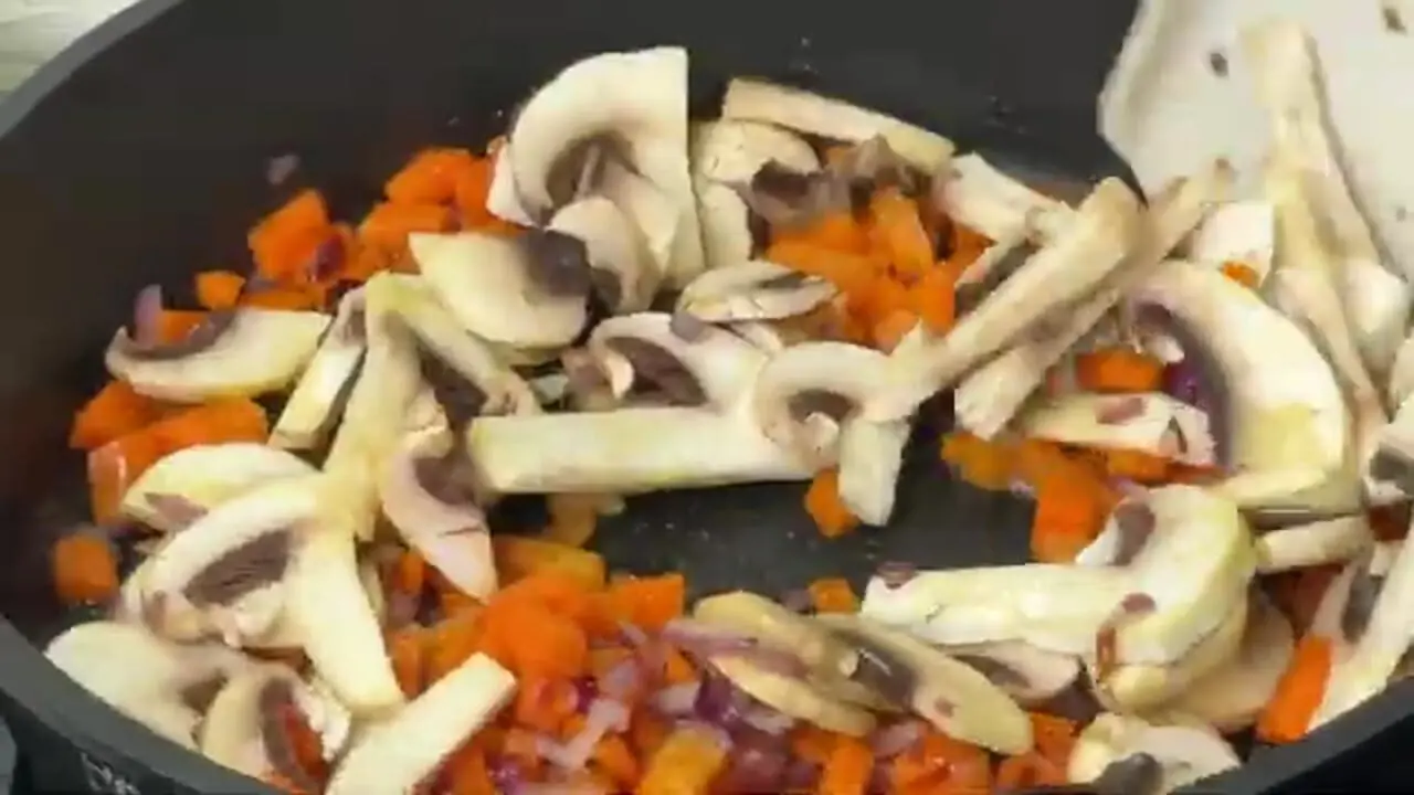 ببینید| طرز تهیه یک غذای ساده و جدید با 3 تخم مرغ و  یک بادمجان