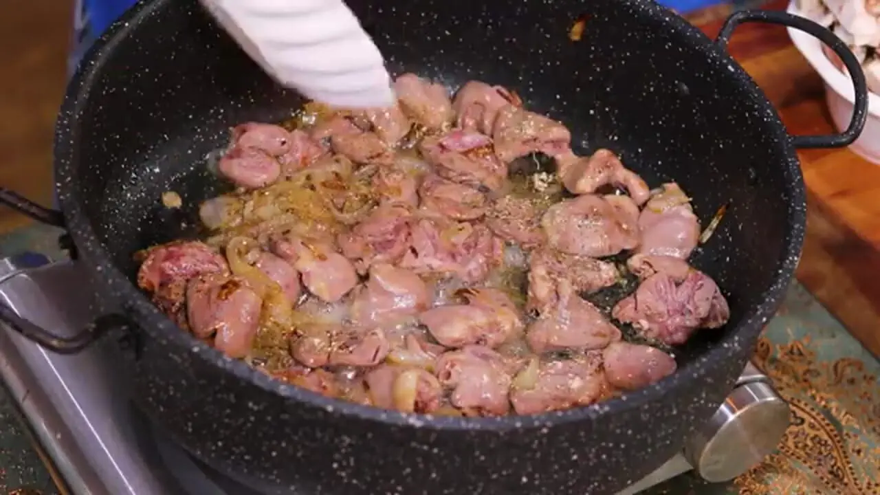 ببینید| طرز تهیه یک غذای سریع و خوشمزه با 300 گرم دل مرغ
