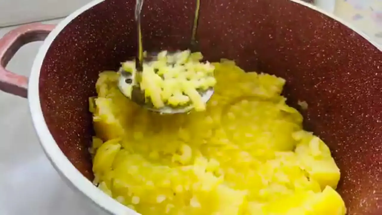 ببینید| طرز تهیه یک غذای ساده و جدید با مرغ و سیب زمینی